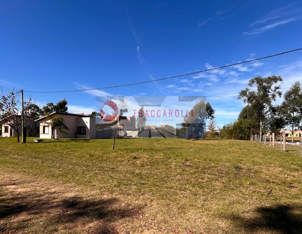 Unico lote frente a la Plaza en Barrio San Juan I. 1048 m2