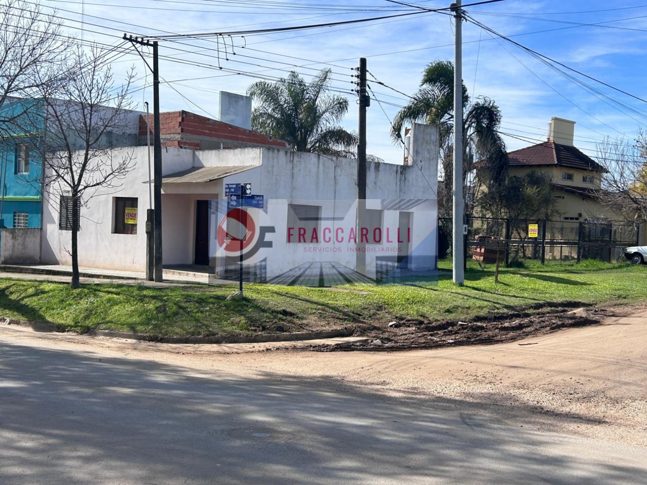 Casa de dos dormitorios en esquina, factibilidad de PERMUTA.